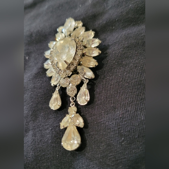 ๐ Vintage 1950s Crystal Drop Brooch โ Glamorous Mid-Century Sparkle - Picture 3 of 3